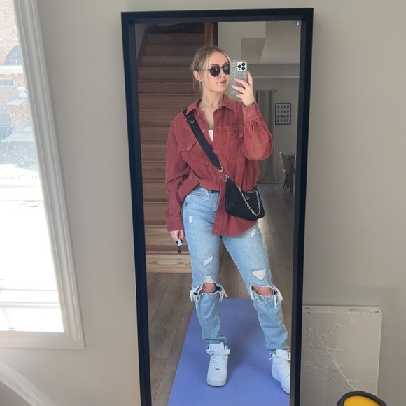 Meet your Posher, Nicole - Picture 3 of 4